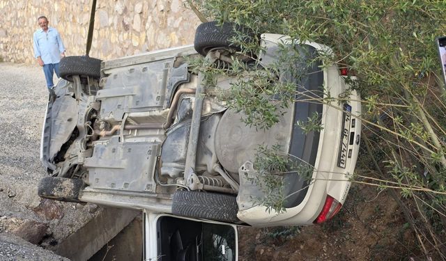 Sürücüsü fenalaşan otomobil menfezin girişine düştü: 3 yaralı