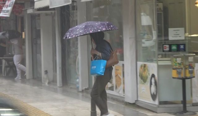 Yalova'da sağanak nedeniyle yollar göle döndü