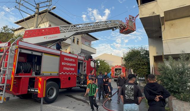 Yangında dumandan etkilenen kediyi kurtarmak için seferber oldular