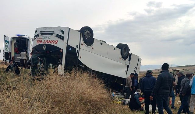 Afyonkarahisar'da midibüs, şarampole devrildi: 1 ölü, 27 yaralı (2)