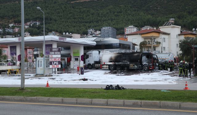 Akaryakıt istasyonunda tankerde çıkan yangın, yanındakine de sıçradı (2)