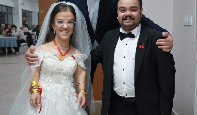 Akondroplazi hastası çift, dünyaevine girdi