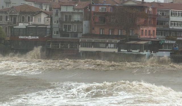 Amasra'da fırtına; dalga boyu 6 metreye ulaştı