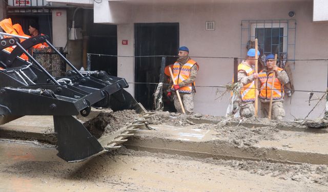 Ayazağa'da jandarma ekipleri sel sonrası temizlik çalışmalarına katıldı