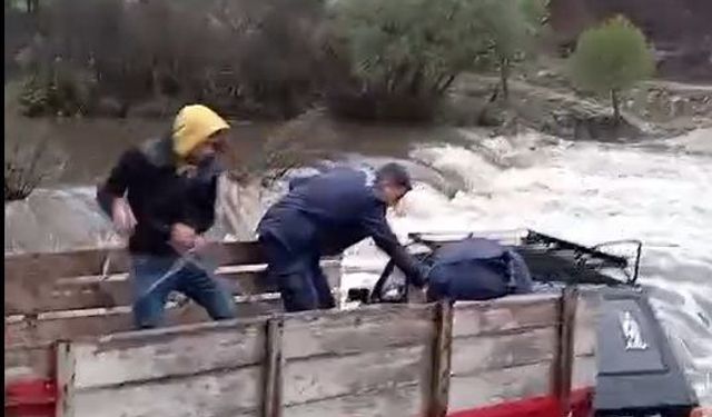 Aydın'da otomobil sel sularına kapıldı: Sürücü ve yolcu kurtarıldı