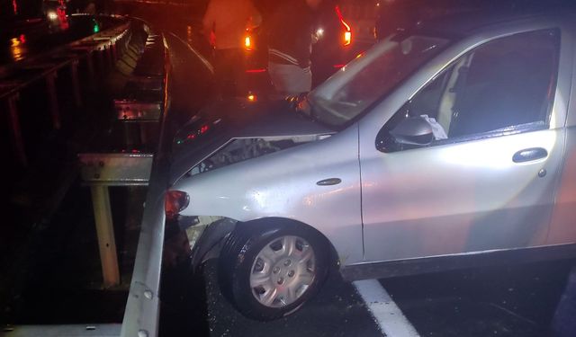 Bariyerlere çarpan otomobilin alkollü sürücüsü yaralandı