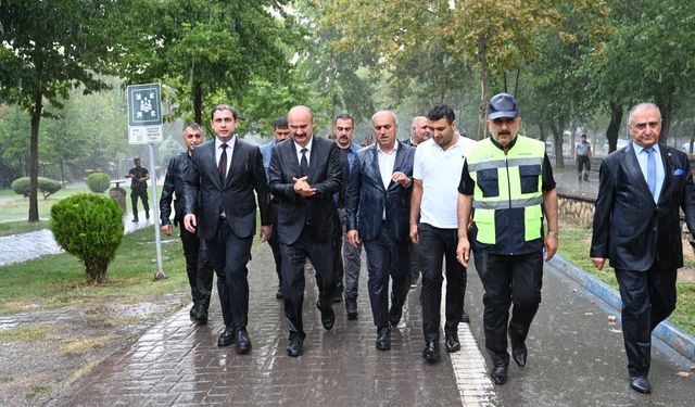 Batman Valisi, sağanak altında çivi çakma törenine katıldı