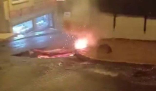 Beyoğlu'nda elektrik kabloları alev alev yandı