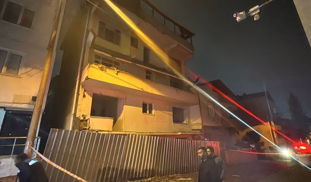 Boşaltılan binada balkon çöktü, sokak giriş-çıkışa kapatıldı