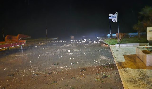 Bursa'da dev dalgalar sahildeki taşları yerinden söktü