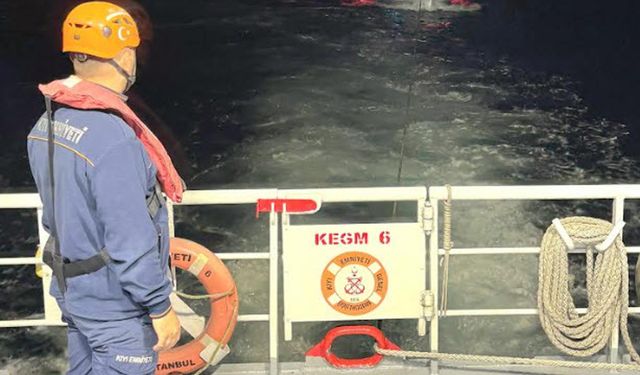 Çanakkale Boğazı'nda sürüklenen tekne kurtarıldı