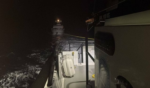 Çanakkale'de sürüklenen tekne, yedeklenip limana yanaştırıldı