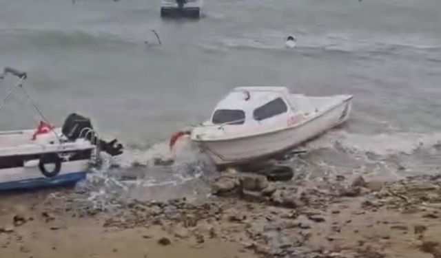 Çanakkale'de yol çöktü, tekneler karaya vurdu