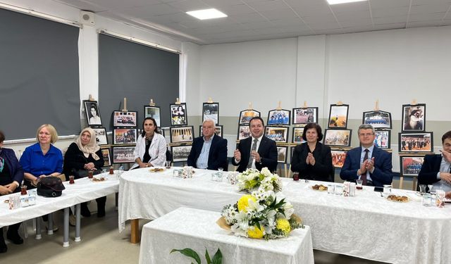 Emekliye ayrılan öğretmene okulunda duygusal veda