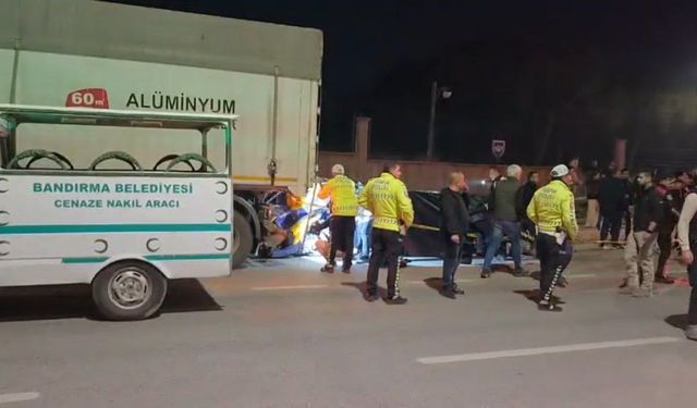Emniyet şeridinde park halindeki TIR'a çarpan motosikletin sürücüsü öldü