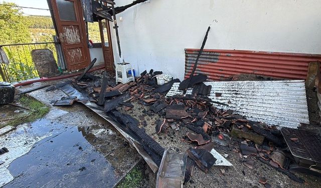 Evin çatısında çıkan yangın söndürüldü