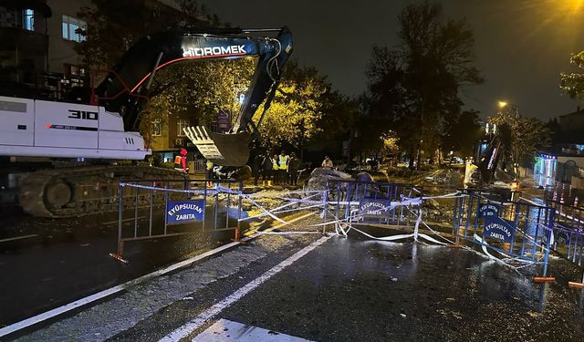 Eyüpsultan'da yağış sırasında yol çöktü