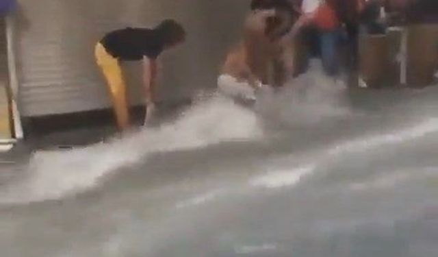 Fatih'te su baskınıyla mücadele eden esnaf akıntıya kapılmaktan son anda kurtuldu