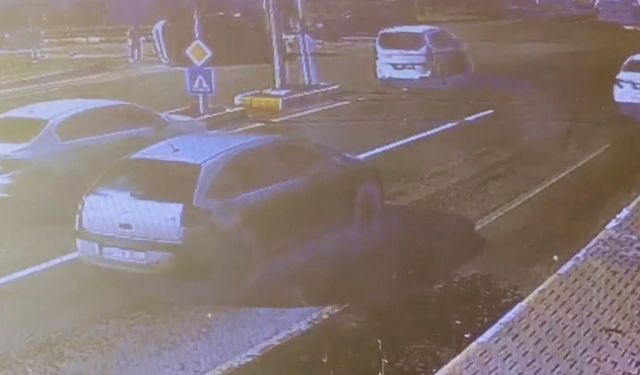 Hafif ticari araçla otomobil çarpıştı; 1'i bebek 3 yaralı