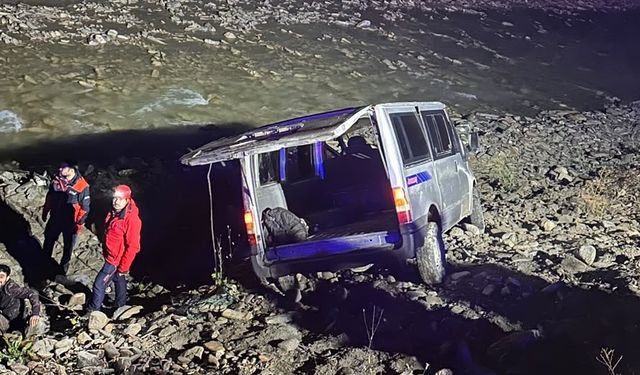 Hakkari'de kaçak göçmenleri taşıyan minibüs dereye yuvarlandı: 20 yaralı