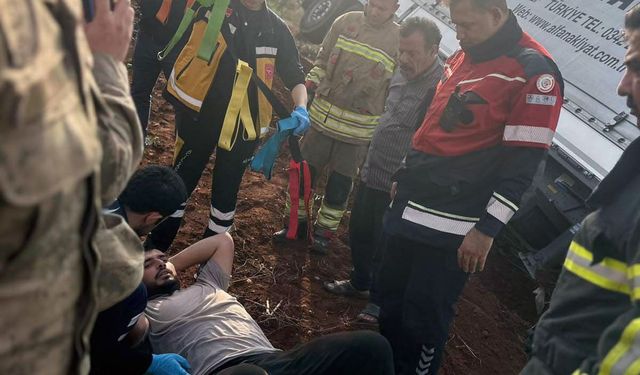 Hatay'da, kontrolden çıkan TIR zeytinlik alana devrildi