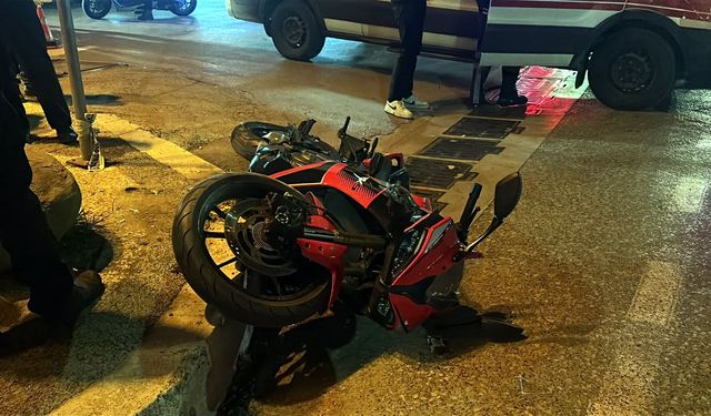 İki motosikletin çarpıştığı kazada 1 yaralı; o anlar kamerada