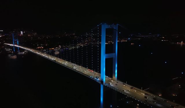 İstanbul Boğazı'ndaki köprüler turkuaz renge büründü