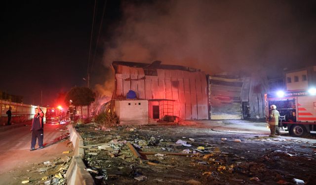 İzmir'de depo alev alev yandı