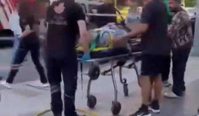 Kadıköy'de otomobil park halindeki araca çarpıp markete girdi: 2 yaralı