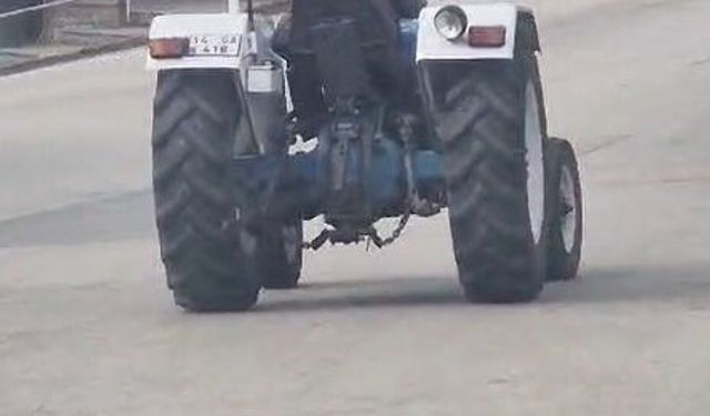 Kafasına taktığı dubayla traktörle trafikte ilerledi