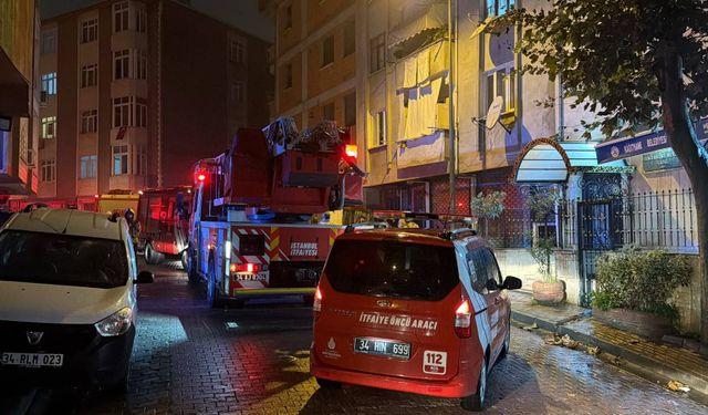 Kağıthane'de 5 katlı binanın en üst katında çıkan yangın çatıya sıçradı