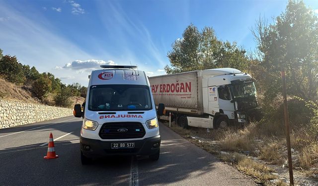 Kamyonet, karşı şeride geçen TIR'a çarpıp devrildi; 4 yaralı