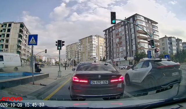 Kamyonetle otomobil çarpıştı; 2 yaya savrulan araçlardan son anda kurtuldu