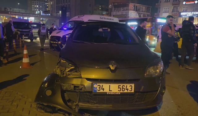 Küçükçekmece'de otomobil ile çarpışan motosikletli öldü; kaza kamerada