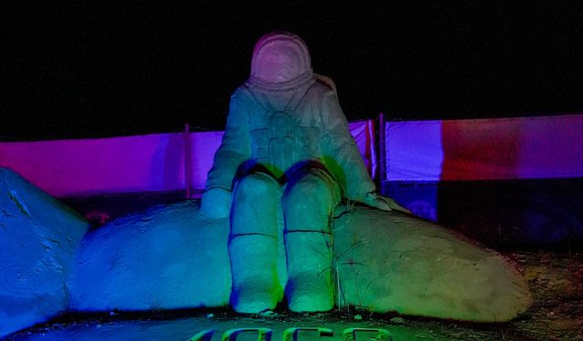 Kum heykeller arasında çocuklardan astronotlara soru yağmuru