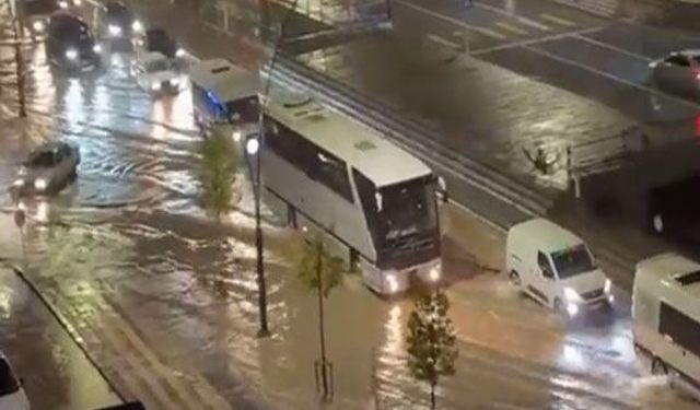Malatya'da sağanak nedeniyle yollarda su birikintileri oluştu