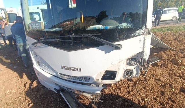 Mardin'de hafif ticari araç ile midibüs çarpıştı; 4 yaralı