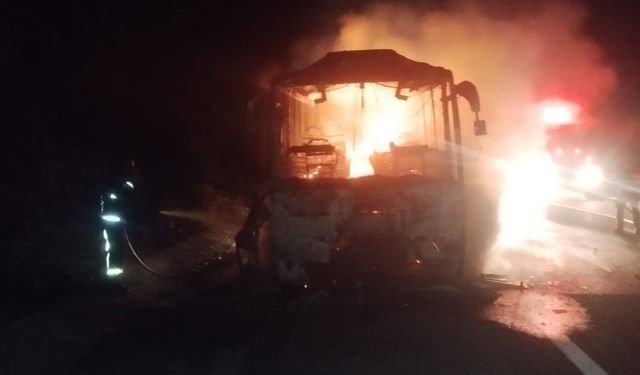 Midibüs alev alev yandı