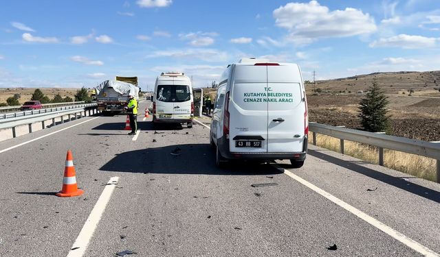 Minibüs, ters yönde emniyet şeridinde ilerleyen motosikletle çarpıştı; 1 ölü