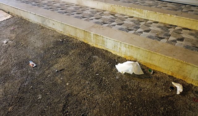 Motosikletli saldırgan tarafından dükkanda başından vurularak ağır yaralandı