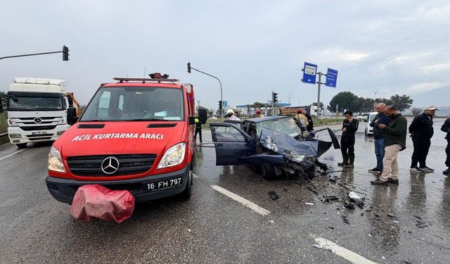 Otomobil, hafriyat kamyonu çarptı; 1'i çocuk 2 yaralı