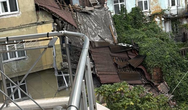 Sağanak nedeniyle dün bir duvarı yıkılan ev bugün çöktü