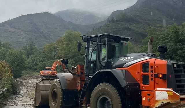 Sakarya'da heyelan nedeniyle 2 mahalleye ulaşımın sağlandığı yol kapandı