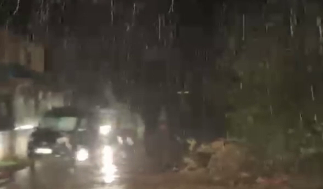 Sakarya'da şiddetli sağanak yolu kapattı (2)