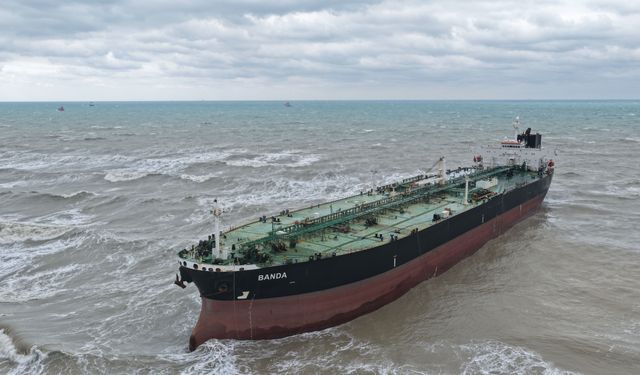 Sarıyer'de sürüklenen tanker kurtarıldı