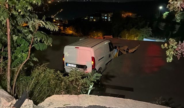 Sarıyer'de yokuşta kayan hafif ticari araç evin çatısına uçtu: 1 yaralı