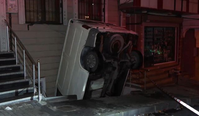 Şişli'de minibüs bina boşluğuna düştü: 1 yaralı
