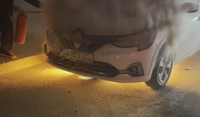 Sultangazi'de seyir halindeki otomobil alev alev yandı