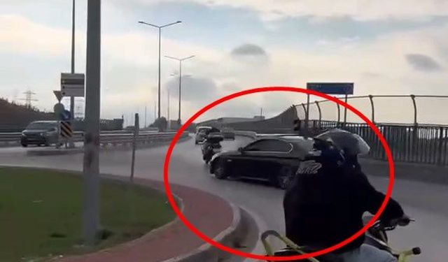 Sürücünün drift attığı otomobilin motosiklete çarptığı kaza kask kamerasında