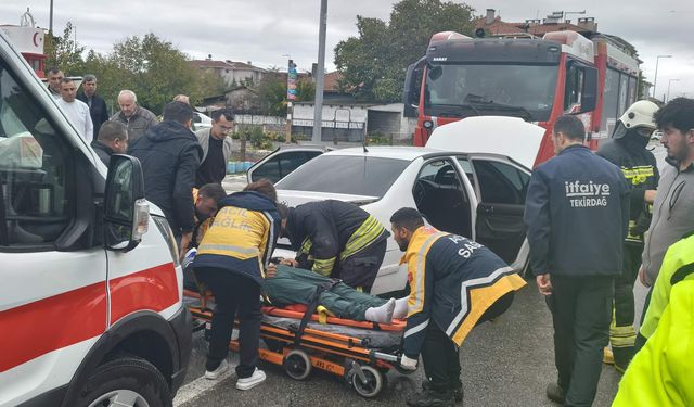 Tekirdağ'da iki otomobil kavşakta çarpıştı; 1 yaralı